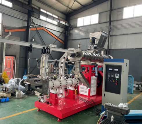 จีนดังเครื่องจักรสัตว์เลี้ยง โรงงานสัตว์สุนัขนกอาหารวัว Extruder กลีบปลาปลาที่ลอย เครื่องอาหาร