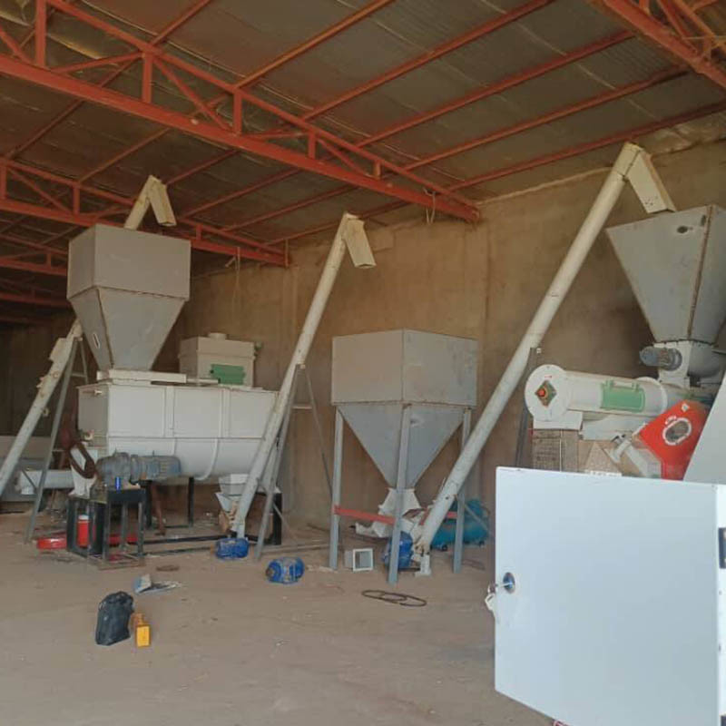 1-5 ตันต่อชั่วโมง ความจุ วัตถุดิบหมู ไก่ อาหารสัตว์ pellets สายการผลิต สําหรับโรงงานผลิต pellets อาหารขนาดใหญ่