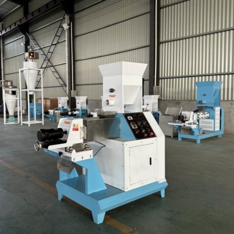 ปลา Feed Extruder รูปทรงดอกไม้ การเลี้ยงปลา ค่าอาหารของปลา พลังงาน Kw แมวและสุนัข ผลิตภัณฑ์เสร็จ