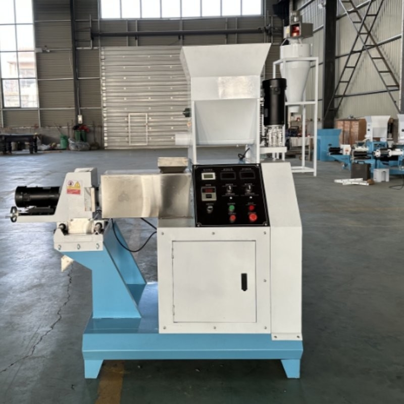 ปลา Feed Extruder รูปทรงดอกไม้ การเลี้ยงปลา ค่าอาหารของปลา พลังงาน Kw แมวและสุนัข ผลิตภัณฑ์เสร็จ