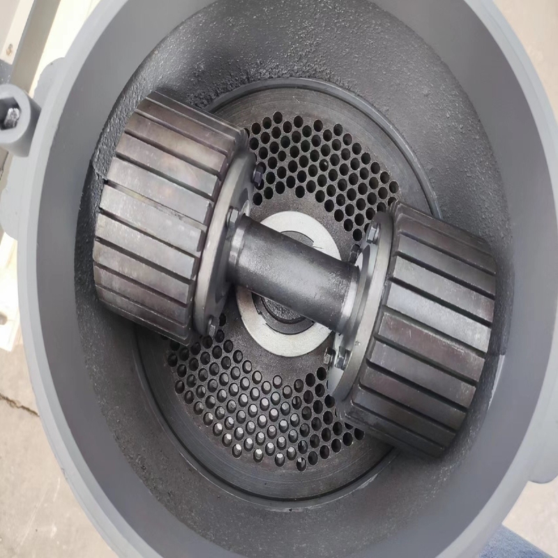 การทํางานง่าย เครื่องผลิตเม็ดอาหาร 800-1200kg / h เครื่องผลิตเม็ดอาหารผลิตผลิตสูง